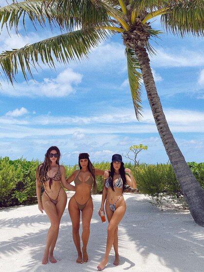 Kim Kardashian con sus dos de sus hermanas (@kimkardashian)