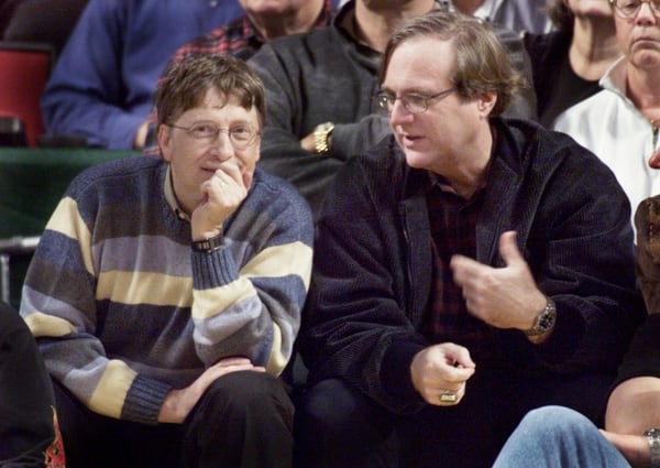 Los fundadores de Microsoft Bill Gates y Paul Allen durante un partido entre los Seattle SuperSonics y los Portland Trailblazers en Seattle, en 2003 (REUTERS/Anthony P. Bolante/archivo)