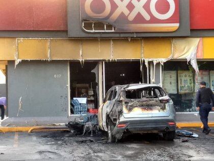 En Celaya se registraron incendios de automóviles, tráilers, camiones del transporte público y negocios locales (Foto: Twitter @IrvingPineda)