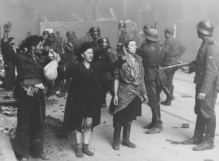 El desgarrador recuento: 70 mil judíos muertos, 13 mil caídos en combate, 56 mil prisioneros (7 mil fusilados en el acto y el resto muertos en las cámaras de gas de Treblinka). La última capturada: una niña, el 13 de diciembre