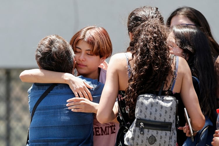 Familiares de los pasajeros del Hércules se abrazan en la base Cerrillos en Santiago este martes (JAVIER TORRES / AFP)