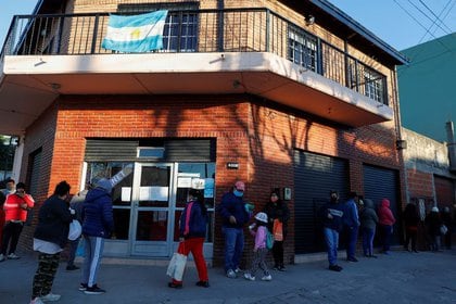 Foto de archivo ilustrativa de un grupo de personas haciendo fila para recibir comida en Buenos Aires. Jul 14, 2020. REUTERS/Agustin Marcarian