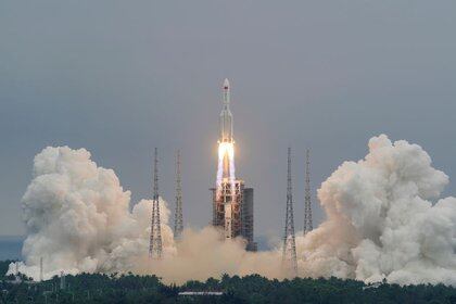 FOTO DE ARCHIVO: El cohete Long March-5B Y2, que transporta el módulo central de la estación espacial china Tianhe, despega del Centro de Lanzamiento Espacial Wenchang en la provincia de Hainan, China, el 29 de abril de 2021. China Daily via REUTERS.