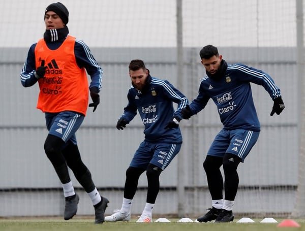 Paulo Dybala, Lionel Messi y Sergio Aguero entrenaron juntos durante toda la práctica (Reuters)