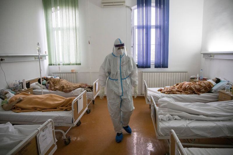 Foto ilustrativa del jueves de un trabajador de salud tratando pacientes con coronavirus en el  Hospital Zemun de Belgrado, Serbia. Nov 26, 2020. REUTERS/Marko Djurica