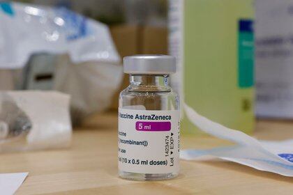 Un vial de la vacuna COVID-19 de AstraZeneca en una farmacia durante la campaña de vacunación contra el COVID-19 en Roubaix, Francia (REUTERS/Pascal Rossignol)
