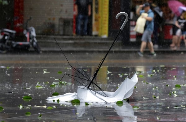 Un paraguas destruido en la calle en Shenzhen, China. (REUTERS/Jason Lee)