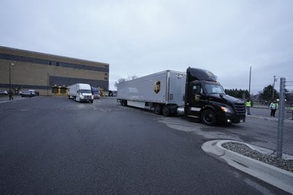 13/12/2020 El primer cargamento de la vacuna de Pfizer saliendo de la fábrica de la farmacéutica en Portage, Míchigan, Estados Unidos.

Este domingo han partido desde la fábrica de Pfizer en Portage, Míchigan, los primeros camiones con cargamentos de la vacuna contra el coronavirus de la farmacéutica para su distribución en los 50 estados del país con vistas a comenzar este mismo lunes la campaña de vacunación.

POLITICA NORTEAMÉRICA ESTADOS UNIDOS
2020 POOL / POOL
