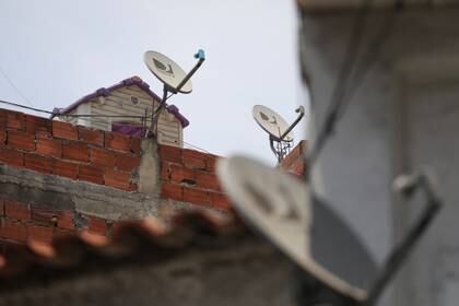 Varias antenas de DirecTV en un barrio popular de Caracas 