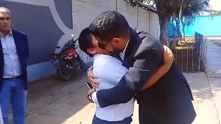 Mubarak abrazando a Víctor Angulo, un niño que estudiaba en la calle.