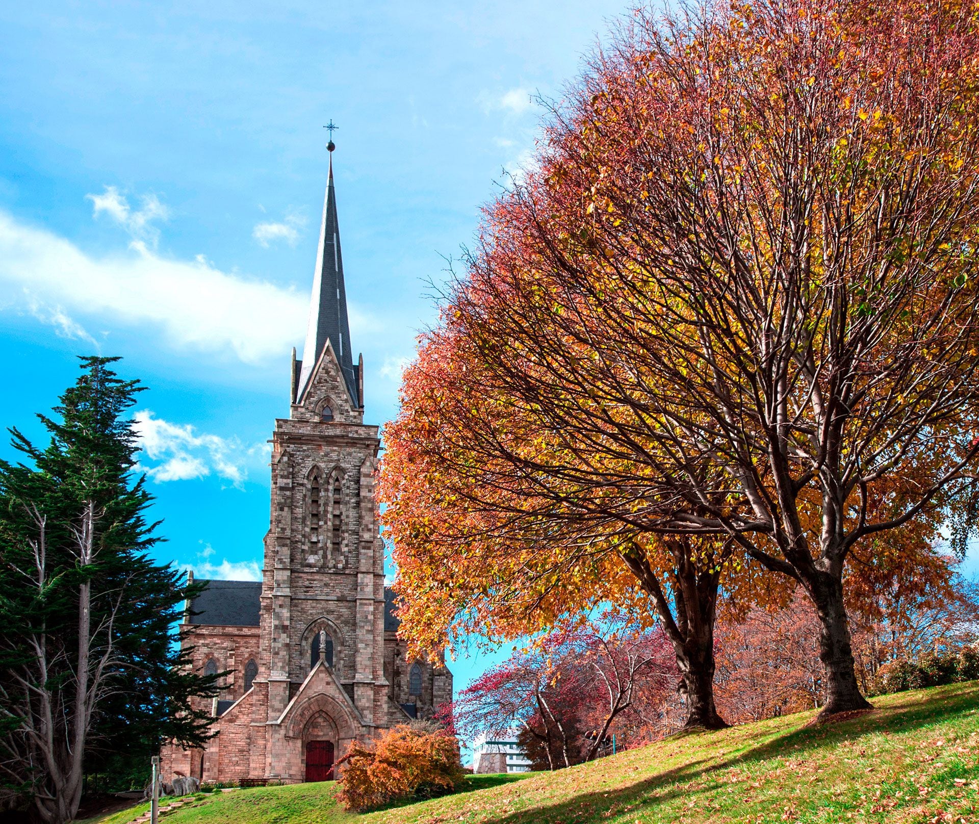La Catedral de San Carlos de Bariloche, "Nuestra Señora del Nahuel Huapi", ​es el principal templo católico de la ciudad de San Carlos de Bariloche. Para la construcción, el arquitecto Alejandro Bustillo ofreció su proyecto gratuitamente (Shutterstock)