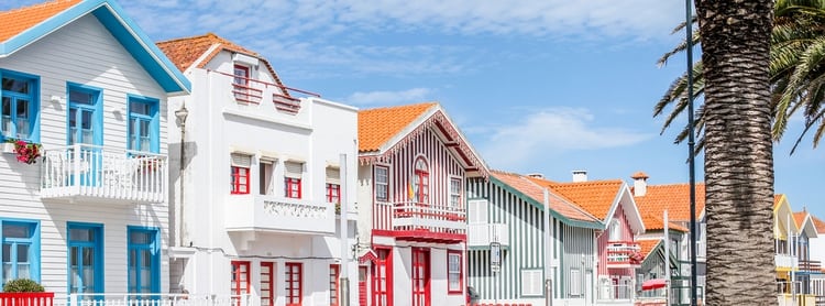 Praia da Costa Nova en la ciudad de Gafanha da Encarnação tiene hileras de casas conocidas como palheiros, caracterizadas por fachadas de madera u hormigón y decoradas con rayas brillantes que se alternan con blanco. En el siglo XIX, estos edificios eran 