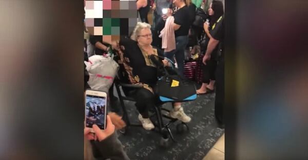 La pasajera Cindy Torok al ser expulsada del vuelo de Frontier Airlines (Captura video)