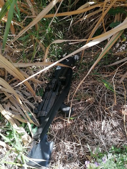 Un arma de fuego y un chaleco balístico fueron asegurados en el municipio de Cotija (Foto: Twitter/MICHOACANSSP)