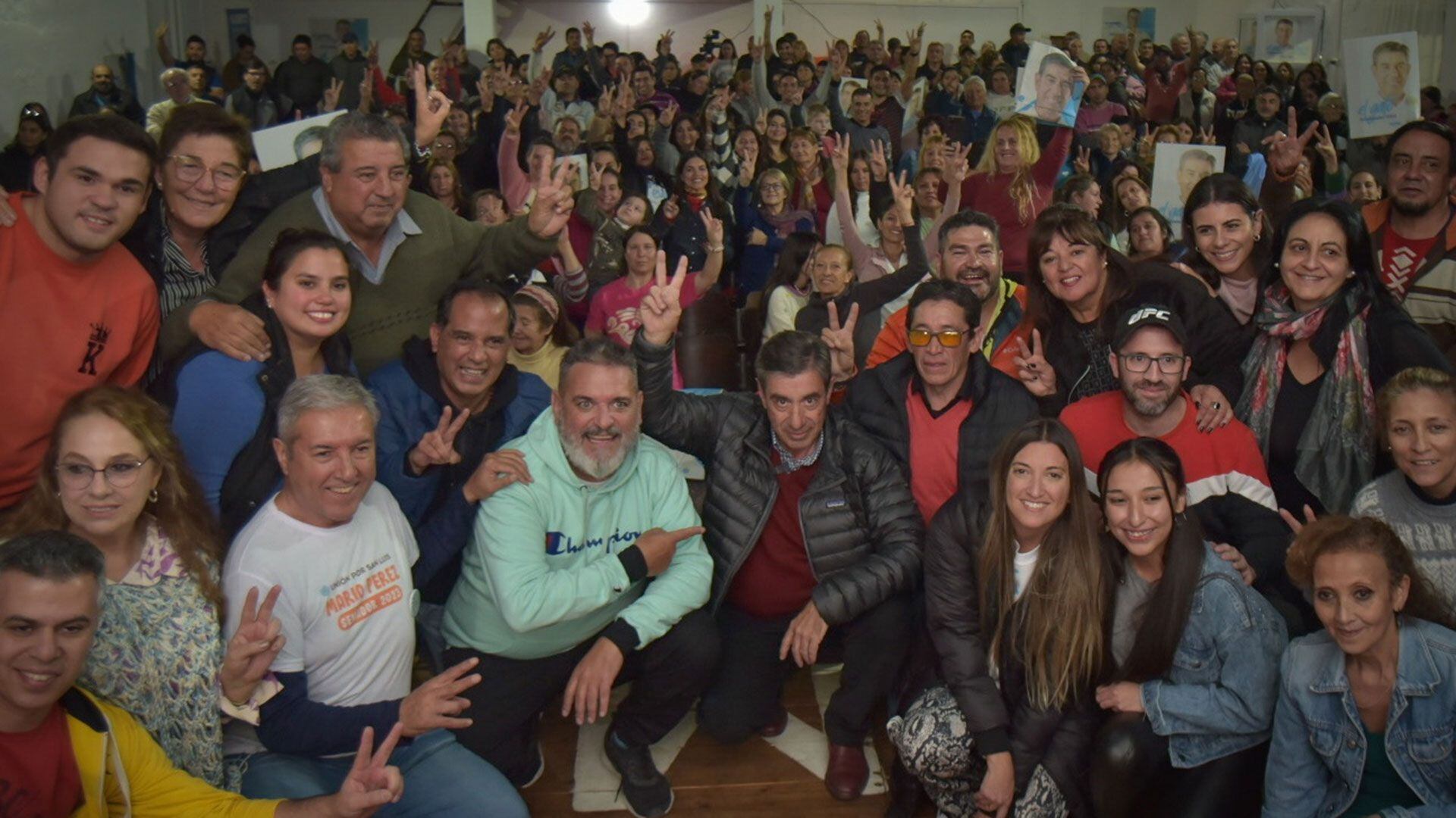 Fernández, en un acto de campaña, posa junto a cientos de militantes justicialistas