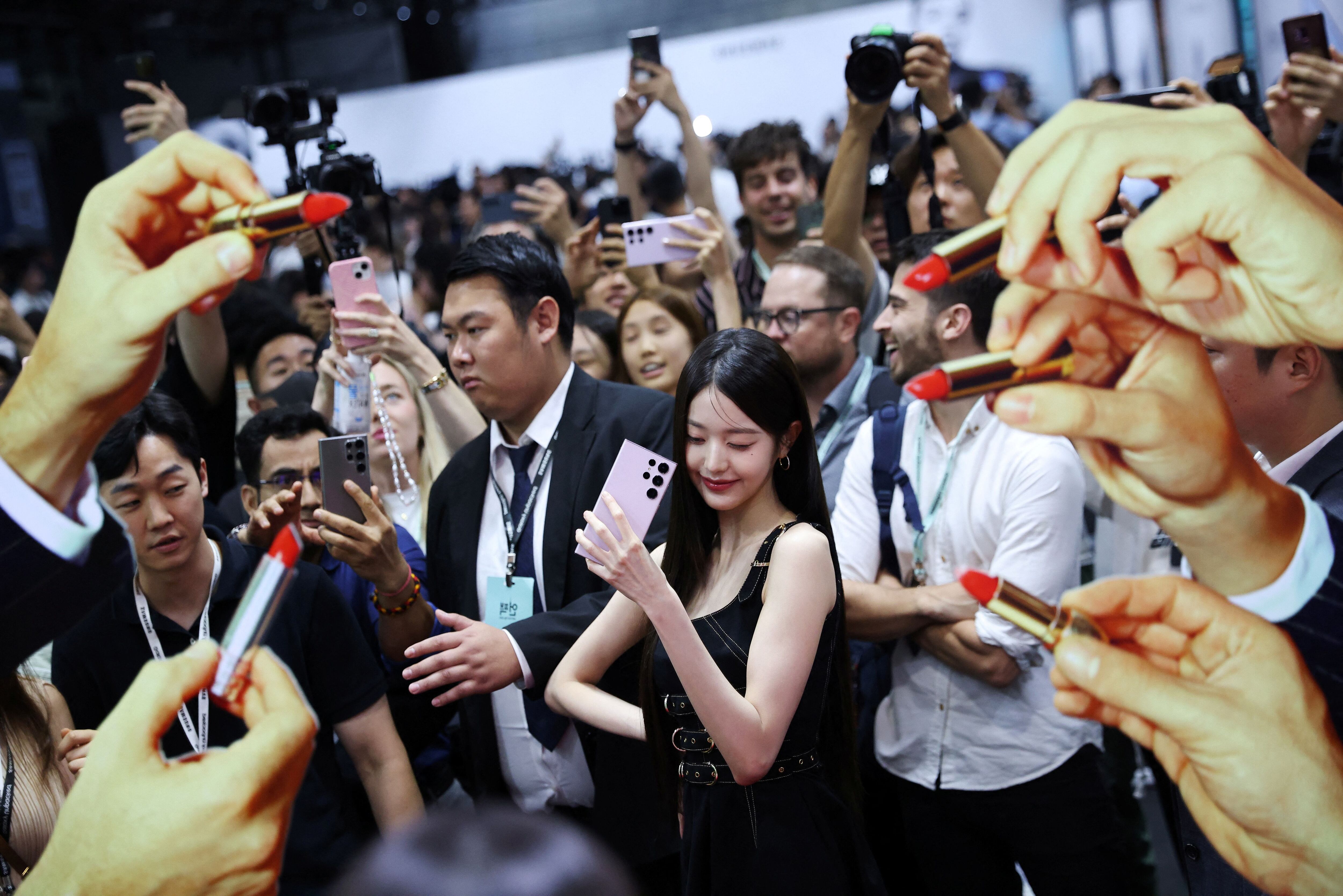 La presentación de estrellas de la cultura pop coreana fue uno de los atractivos del reciente Samsung Unpacked donde Roh presentó los nuevos modelos plegables
REUTERS/Kim Hong-Ji