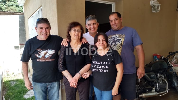 Los hermanos Gaete junto a Manuela y Mara, madre y sobrina de Jorge, en Las Varillas