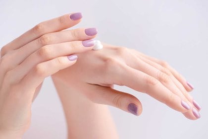 Los expertos recomiendan aplicarlas unas 4 veces por día para lograr una humectación correcta (Shutterstock)