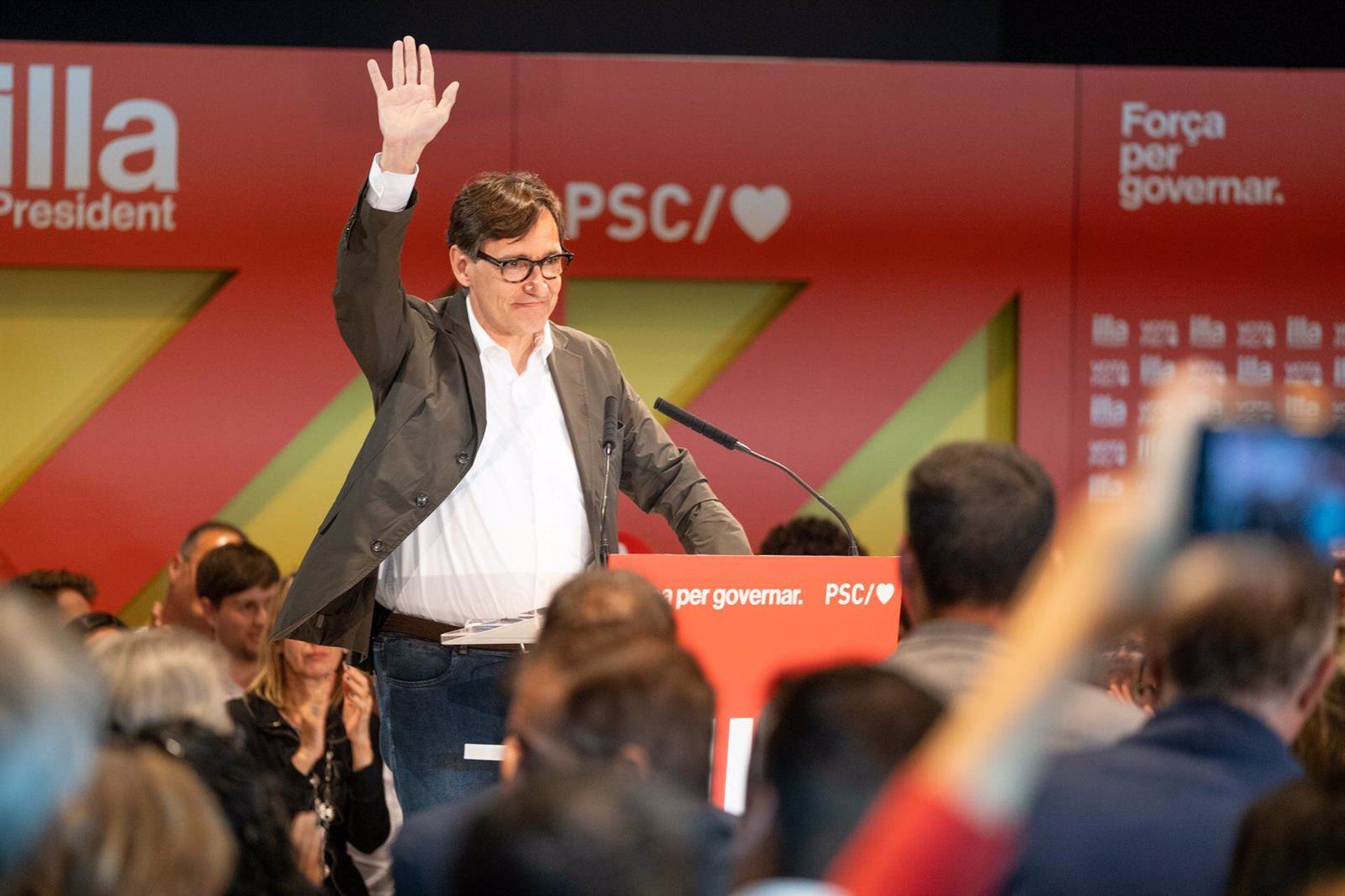 El candidato del PSC a las elecciones catalanas, Salvador Illa, interviene durante un acto de campaña electoral del PSC, a 26 de abril de 2024. (Marc Carnicé/Europa Press)