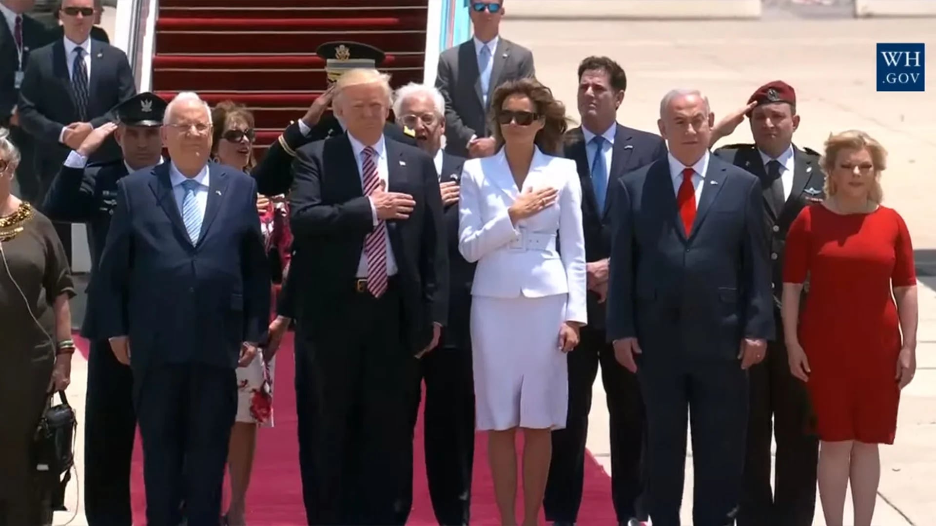 Los presidentes Reuven Rivli y Donald Trump, y el primer ministro Benjamin Netanyahu, acompañados de Melania Trump y Sara Netanyahu