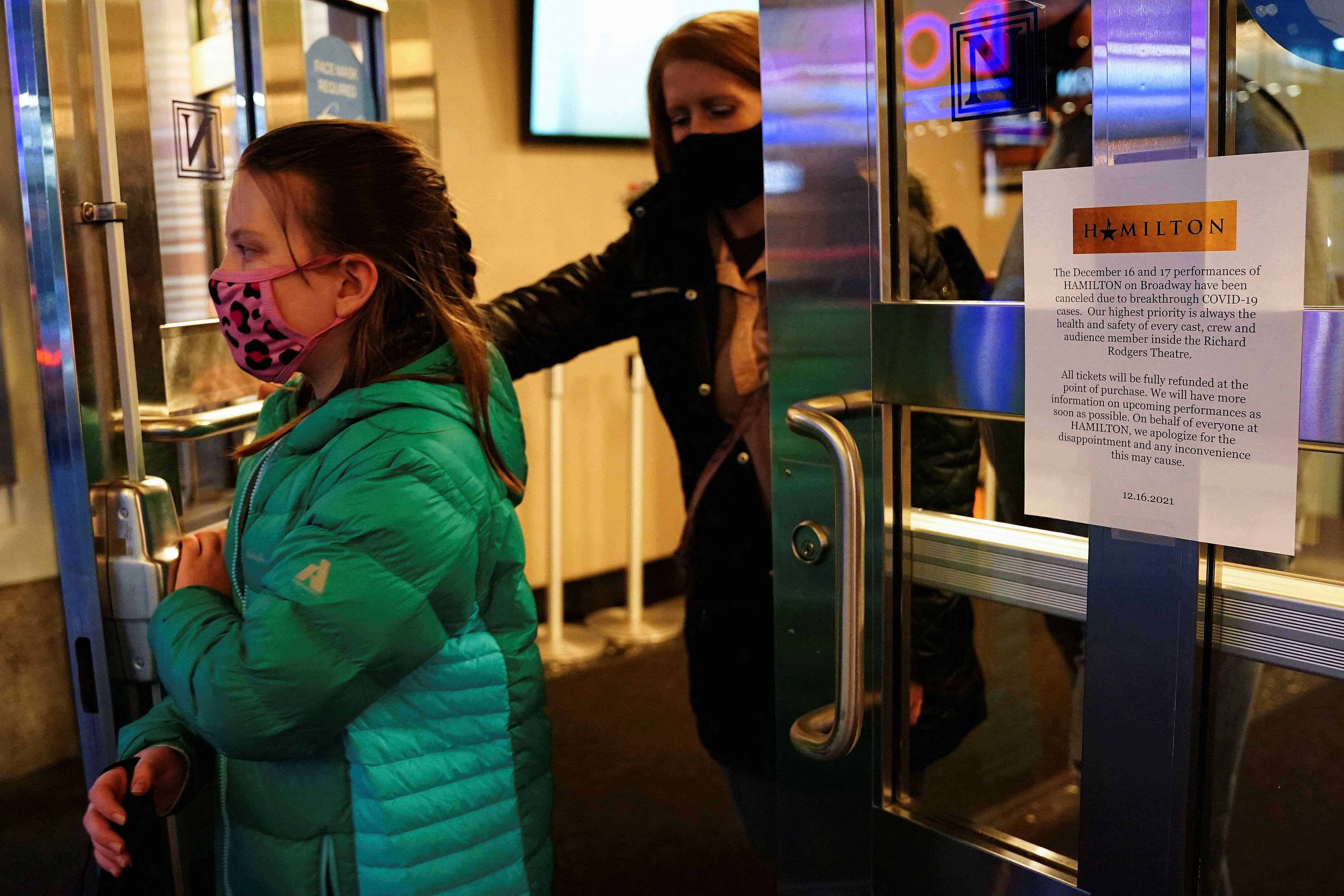 Un cartel en la puerta del teatro Richard Rodgers anuncia la cancelación de los espectáculos de Broadway de Hamilton debido al avance de los casos de COVID-19 en Nueva York (Reuters)