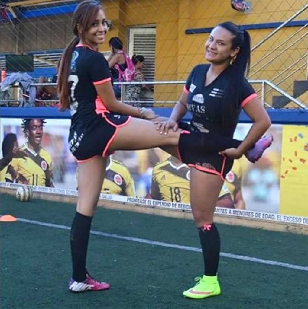 Juliana López junto a una compañera mientras jugaban al fútbol