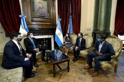 The President of the Argentine House of Representatives, Sergio Massa, speaks with the members of the IMF delegation in Argentina, Julie Cusack, Luis Cubedo, Trevor Allen, and the representative of Argentina to the International Monetary Fund, Sergio Choudos, in the National Congress.