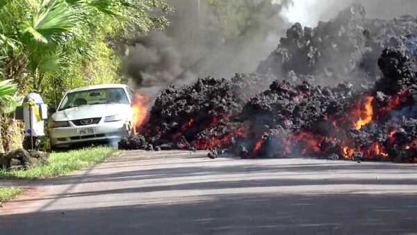 El auto estaba aparcado a un costado de una carretera en Hawaii (Reuters)