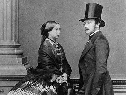 La reina Victoria junto a su marido. Su nombre identifica una era de crueles costumbres sociales y de desconfianza y estigmatización hacia los pobres, que fue la materia de las novelas de Charles Dickens