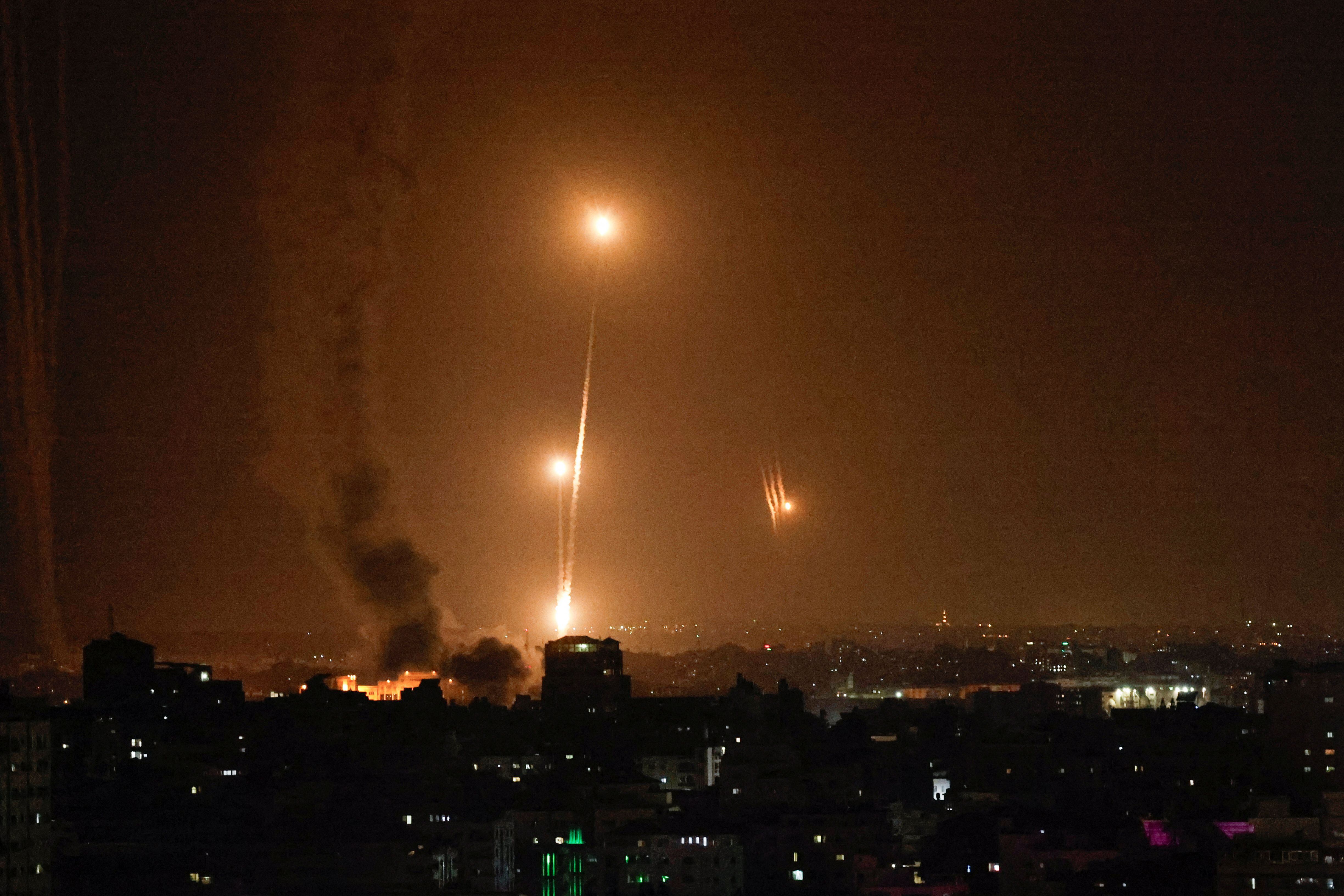 Cohetes disparados desde Gaza hacia Israel este 7 de octubre de 2023 (REUTERS/Mohammed Salem)
