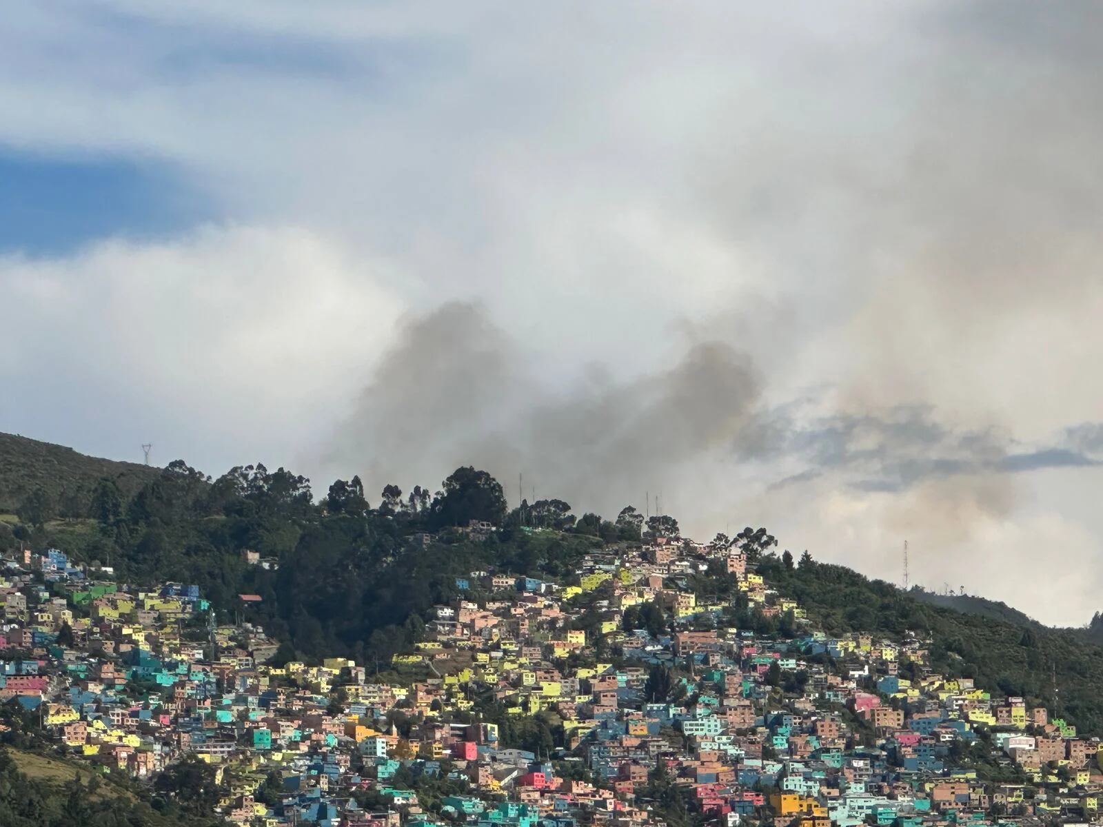 Incendio en los Cerros Orientales de Bogotá: hay dos barrios en riesgo