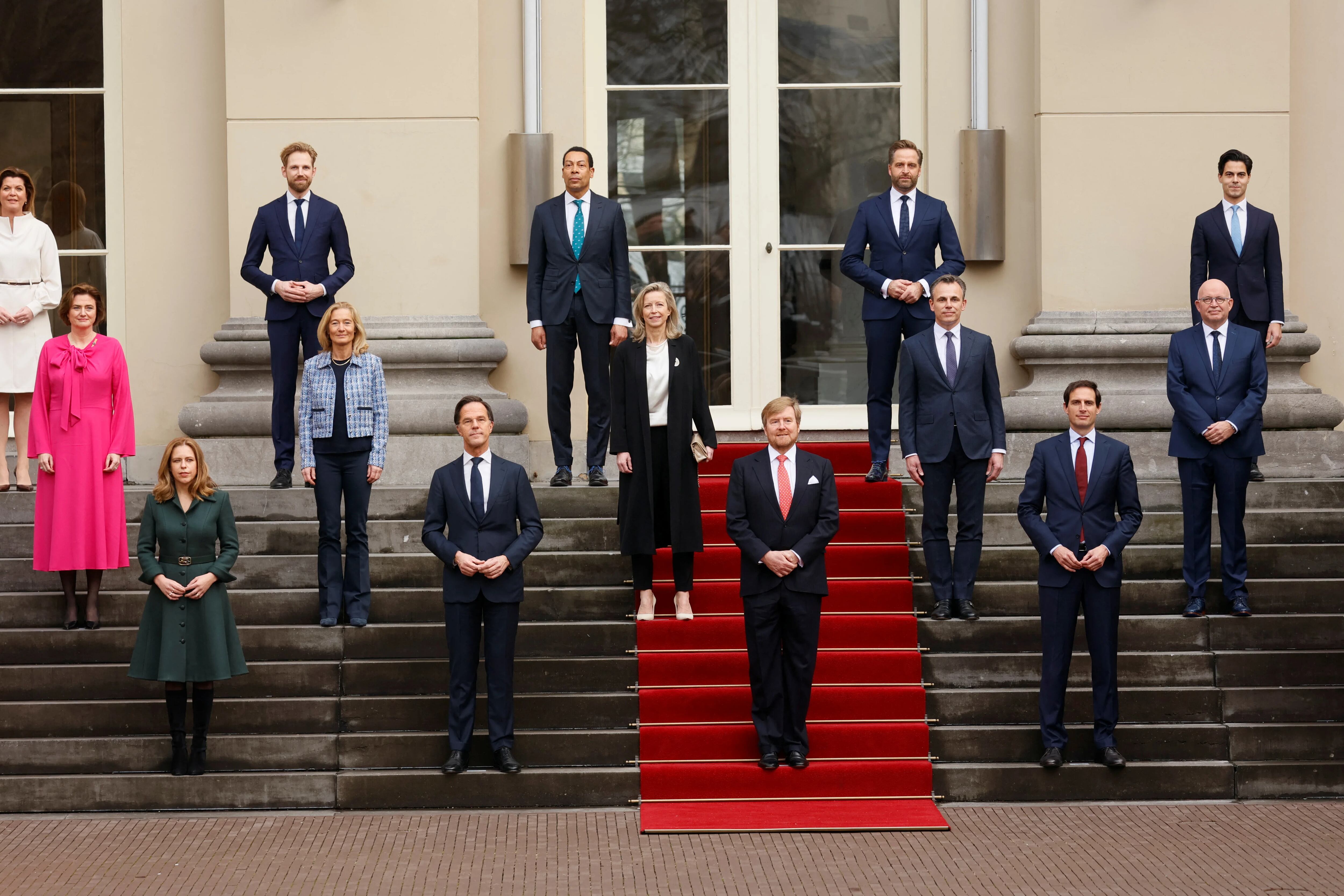 El actual gobierno asumió en enero de 2022. En la imagen, la administración junto al rey Guillermo en La Haya (Sem van der Wal/Pool via REUTERS)