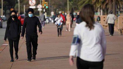 FOTO DE ARCHIVO. Personas caminan por Montevideo en medio de las medidas de contra la pandemia del coronavirus (COVID-19), en Uruguay. 23 de mayo de 2020. REUTERS/Mariana Greif