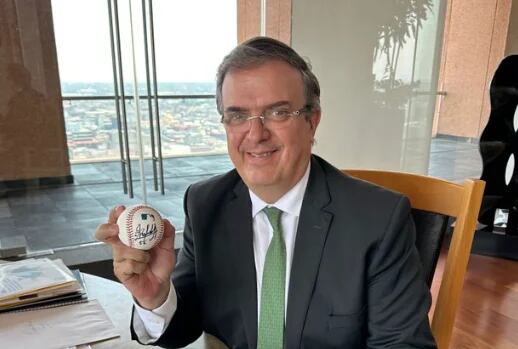 Marcelo Ebrard presumió pelota autografiada del “nuevo patriota mexicano” Randy Arozarena