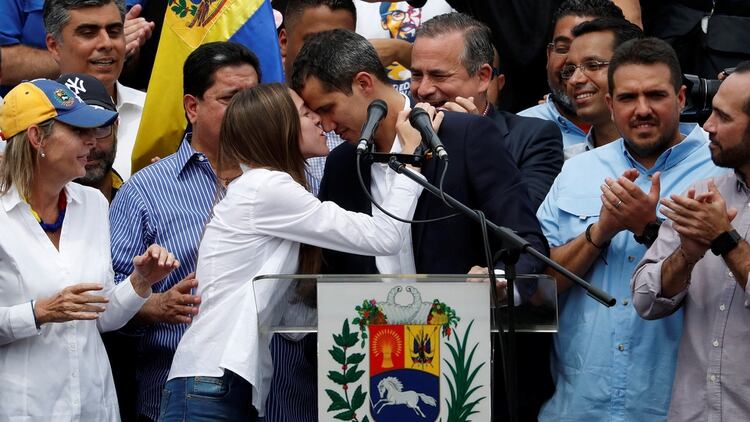 El líder de la oposición venezolana, Juan Guaido, que muchas naciones han reconocido como el legítimo gobernante interino del país, con su esposa Fabiana Rosales antes de hablar ante una multitud en Caracas (Reuters)