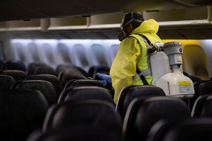 La limpieza de las aeronaves es más profunda y más frecuente e incluye rociadores desinfectantes. (Ian Langsdon/Pool via REUTERS)