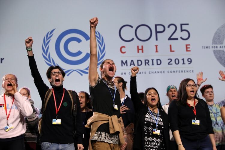 Jóvenes activistas climáticos gritan en el escenario del evento de alto nivel sobre emergencias climáticas durante la Conferencia de las Naciones Unidas sobre el cambio climático (COP25) en Madrid, España, 11 de diciembre de 2019. REUTERS / Susana Vera