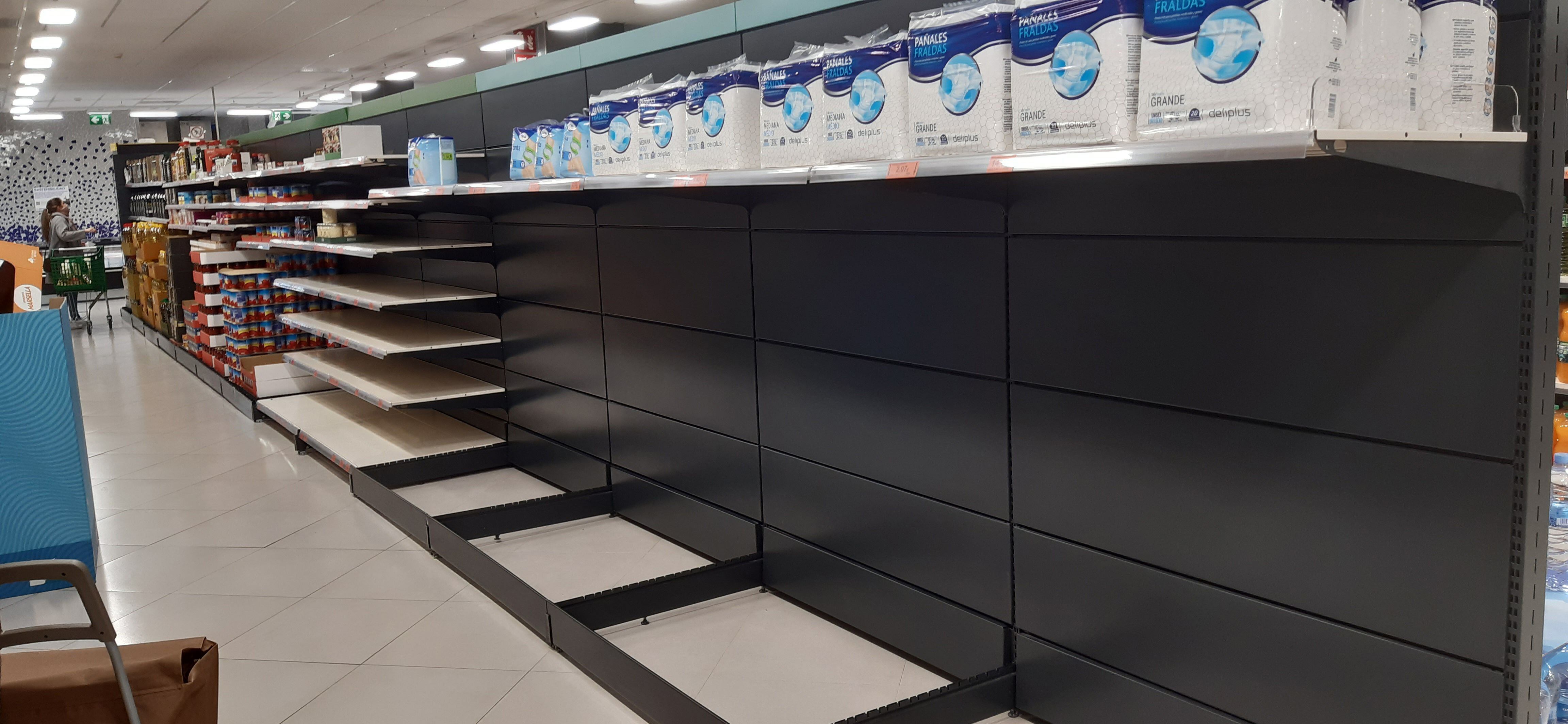 Los supermercados comienzan a mostrar estanterías vacías