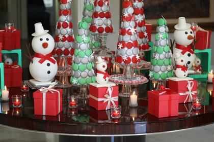 Una mesa de candy ambientada en Navidad by Marisa Tenguerian con macarons en forma de pinos