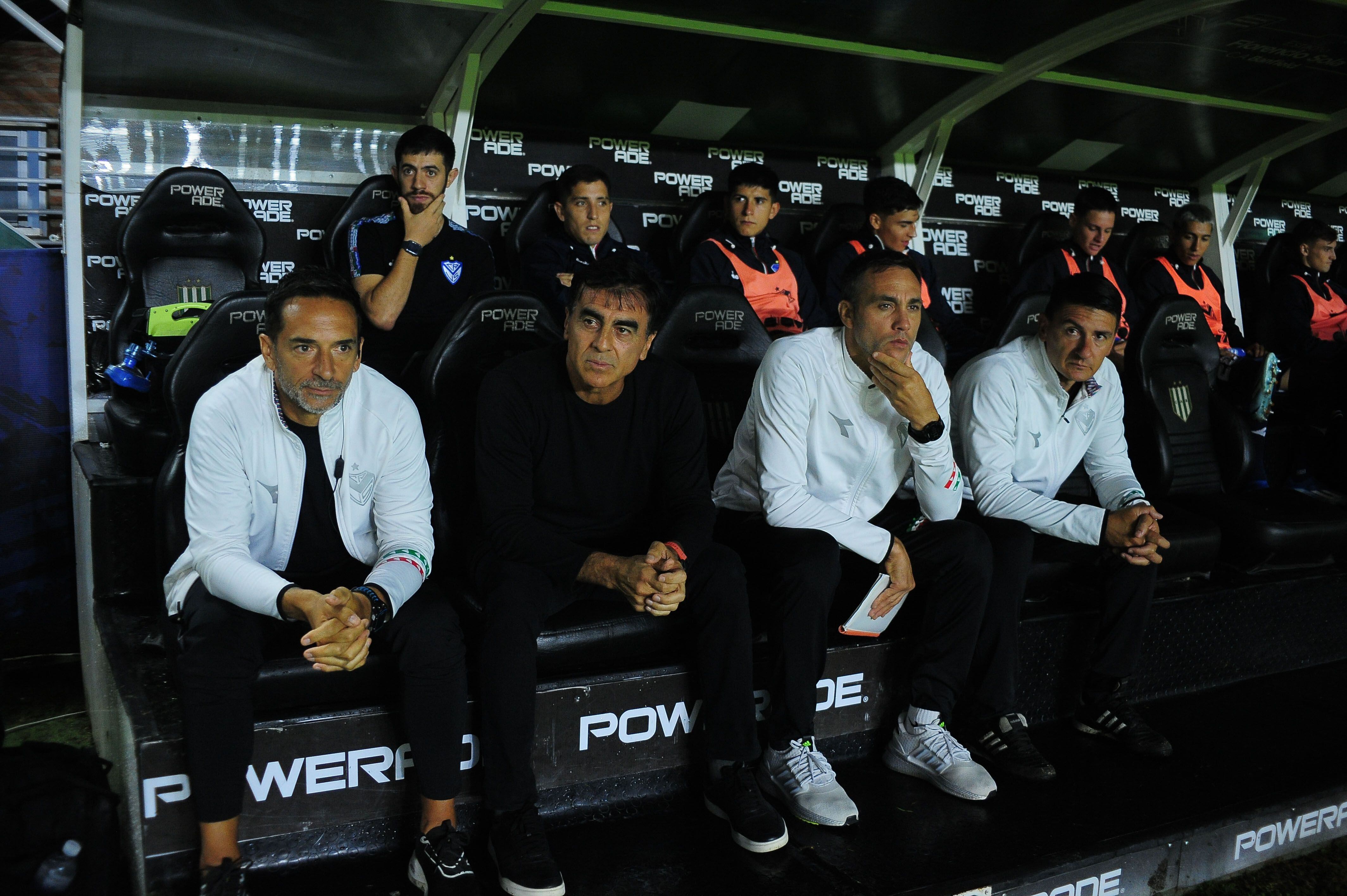 Gustavo Quinteros en el banco de suplentes de Vélez antes del partido frente a Banfield (FotoBaires)