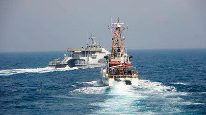 Un barco de la Guardia Revolucionaria iraní se cruza por delante del barco de la Guardia Costera de EEUU USCGC Monomoy, en el Golfo Pérsico (foto: Marina de Estados Unidos via AP)