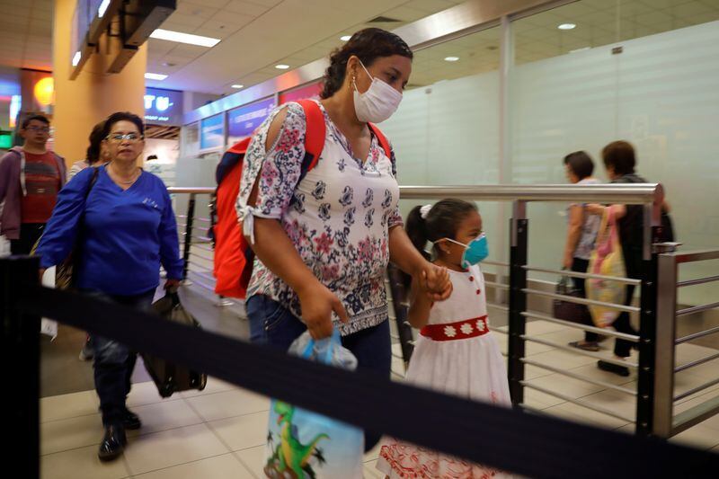 Pasajeros usan mascarillas protectoras debido al brote de coronavirus en el país, en el Aeropuerto Internacional Jorge Chávez en Lima, Perú. 6 de marzo de 2020. REUTERS/Sebastián Castañeda.