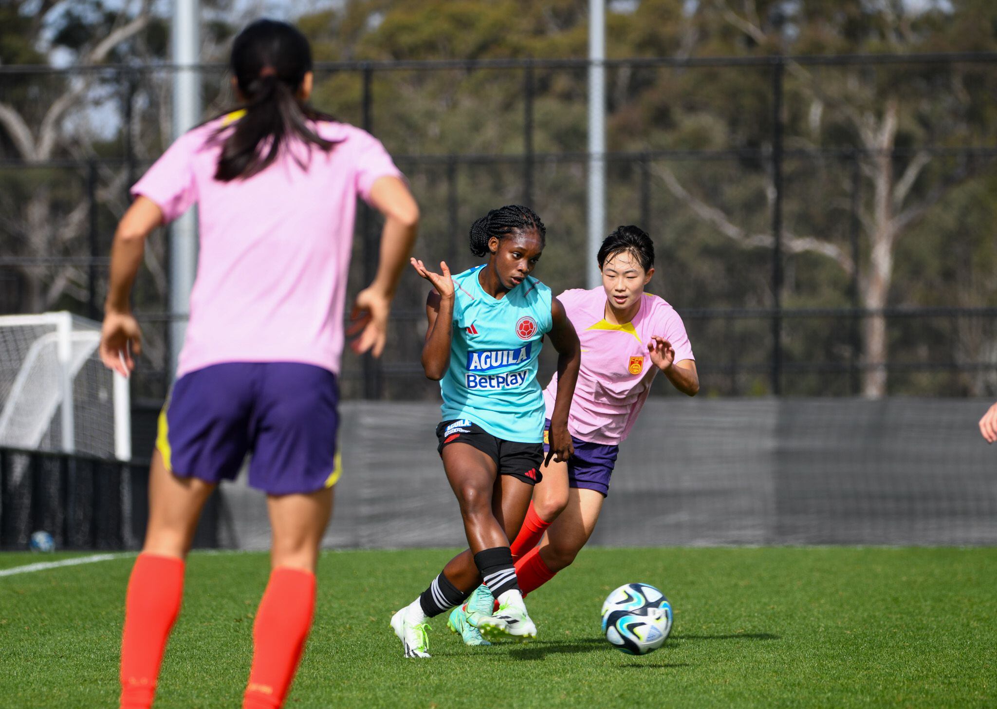 Linda Caicedo jugó 60 minutos en el partido amistoso ante China y se perfila para ser titular en su tercer Mundial Femenino.(Federación Colombiana de Fútbol)