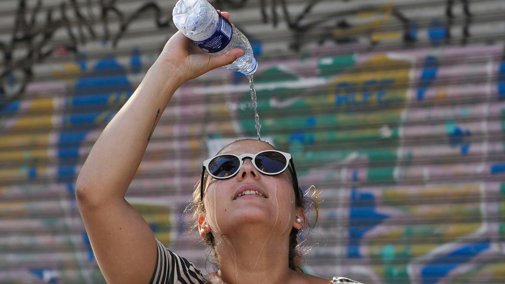 Es importante estar hidratado y mojarse la cabeza ante el extremo calor (Tèlam)