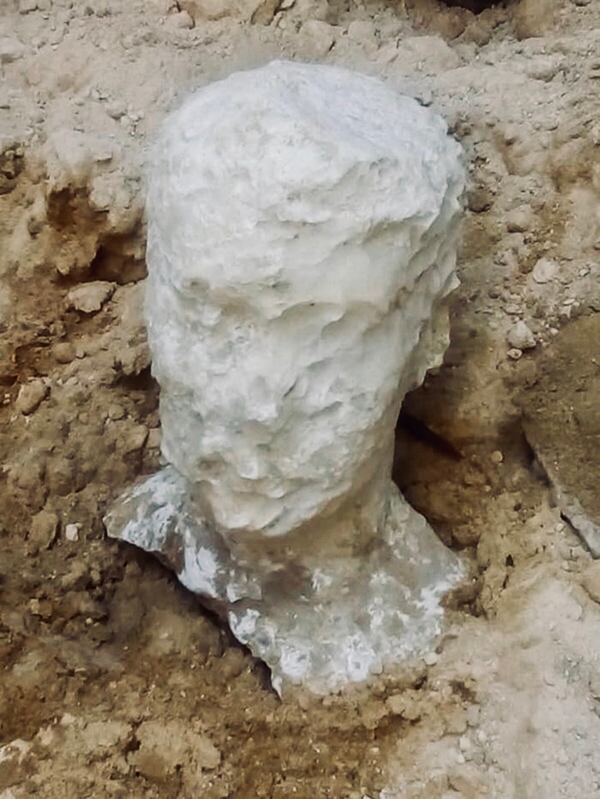 Una cabeza de alabastro fue hallada junto a la tumba. Gentileza AFP