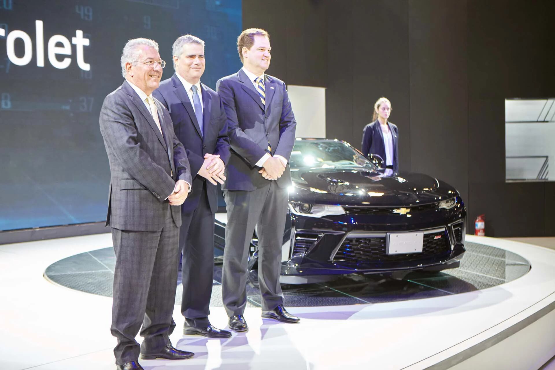 Marcos Munhoz, vicepresidente de GM Mercosur, Carlos Zarlenga, presidente de GM Mercosur y Hermann Mahnke, director de marketing de GM Mercosur, en la presentación del nuevo Chevrolet Camaro SS Coupé (GM)