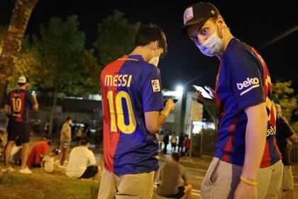 Simpatizantes del Barça se autoconvocaron en el estadio tras la noticia de la posible salida de Messi (REUTERS/Nacho Doce)