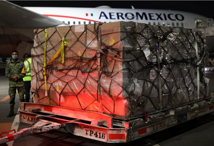 Entre los materiales que llegaron destacan 1,184 cajas con 10.1 toneladas de guantes de exploración y mascarillas KN95 (Foto: Reuters/Carlos Carrillo)