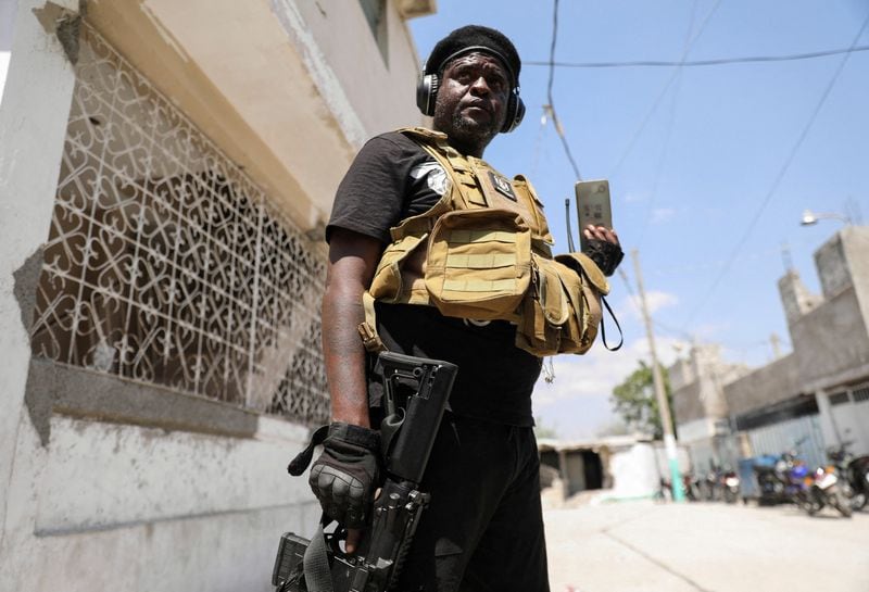 FOTO DE ARCHIVO: El ex policía Jimmy "Barbecue" Cherizier, y líder de una alianza de grupos armados, habla con un medio de comunicación a través de un teléfono móvil durante una rueda de prensa, en Puerto Príncipe, Haití, 11 de marzo de 2024. REUTERS/Ralph Tedy Erol/File Photo