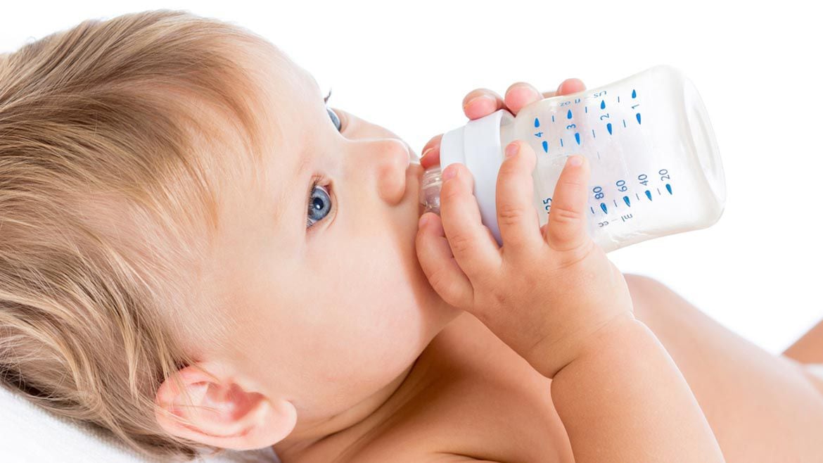 Se recomienda no darles leche de vaca o lácteos a los bebés menores de 6 meses. Expertos afirman que la mejor alimentación a esa edad es la leche materna